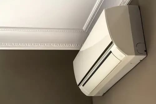 Wall-mounted air conditioning unit running in a bright residential room